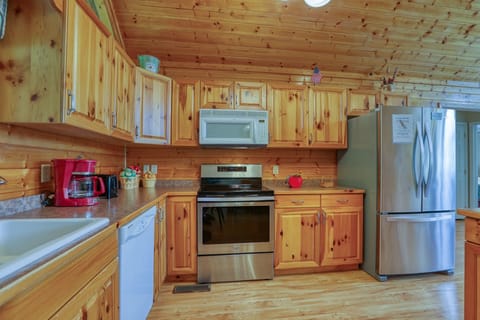 Cabin, 3 Bedrooms | Private kitchen | Fridge, microwave, oven, dishwasher