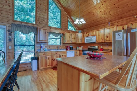 Cabin, 3 Bedrooms | Private kitchen | Fridge, microwave, oven, dishwasher