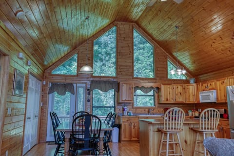 Cabin, 3 Bedrooms | Dining