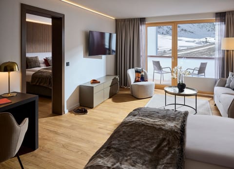 Suite | Living area | 32-inch TV with cable channels, table tennis