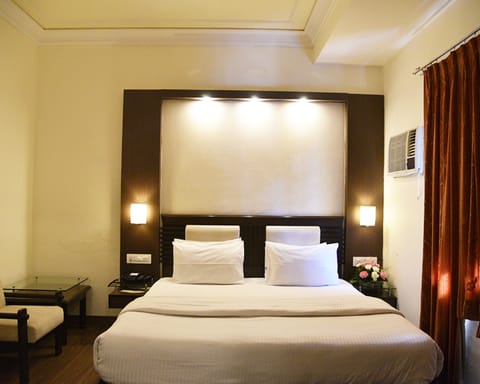 Superior Double Room | 1 bedroom, in-room safe, desk, soundproofing