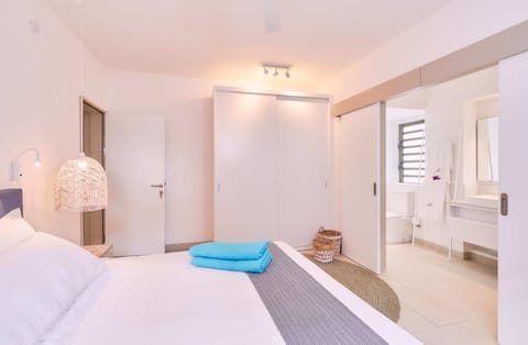 2 bedroom Suite | In-room safe, iron/ironing board, free WiFi, bed sheets