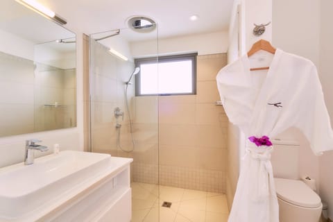 2 bedroom Penthouse | Bathroom | Shower, rainfall showerhead, free toiletries, towels