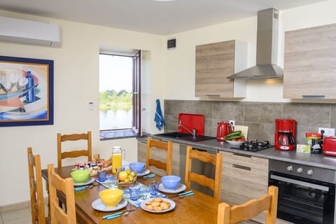 House, Ensuite, River View | Private kitchen