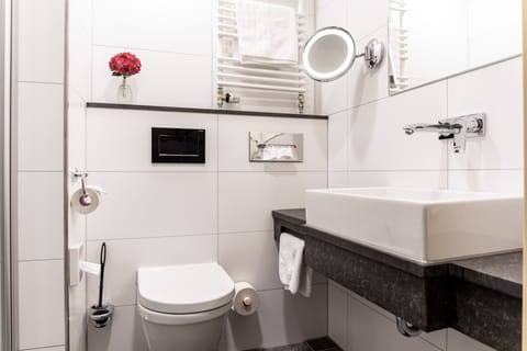 Standard Single Room | Bathroom | Hair dryer, bathrobes, towels