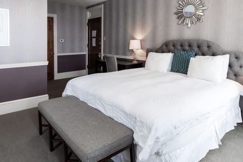 Comfort Single Room, 1 King Bed | Bathroom | Free toiletries, hair dryer, towels