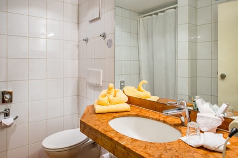 Standard Single Room | Bathroom | Combined shower/tub, hair dryer, towels