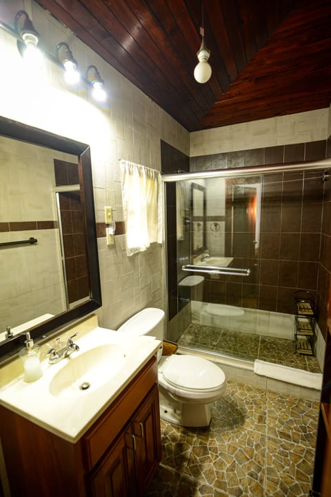 Comfort Cabin, 1 King Bed, Non Smoking | Bathroom | Shower, rainfall showerhead, towels