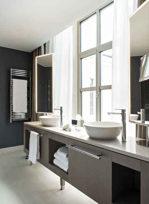 Intercontinental, Club Room, 2 Twin Beds | Bathroom | Combined shower/tub, designer toiletries, hair dryer, bathrobes