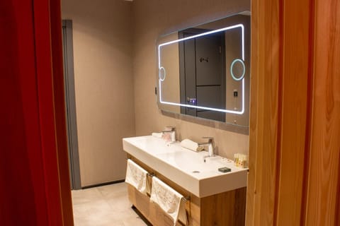 Suite Corner | Minibar, in-room safe, soundproofing, rollaway beds