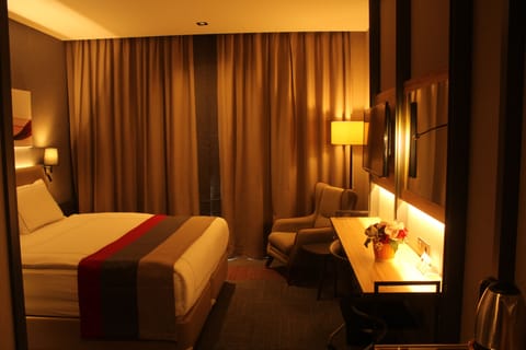 Deluxe Room, 1 Queen Bed, Non Smoking | Minibar, in-room safe, soundproofing, rollaway beds