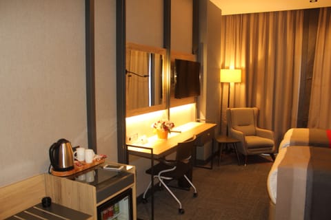 Deluxe Room, 2 Twin Beds, Non Smoking | Minibar, in-room safe, soundproofing, rollaway beds