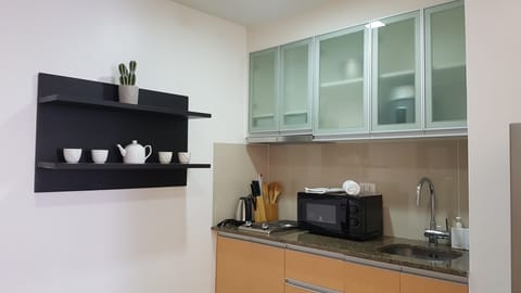 Luxury Apartment, 1 Bedroom | Private kitchenette | Full-size fridge, microwave, stovetop, cookware/dishes/utensils