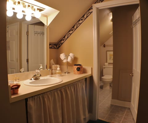 Standard Room, 1 Queen Bed, Non Smoking, Private Bathroom | Bathroom | Combined shower/tub, hair dryer, towels