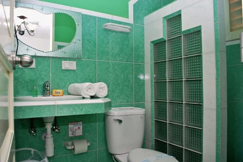 Economy Triple Room, Multiple Beds, Non Smoking | Bathroom | Shower, towels