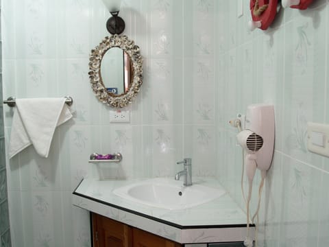 Deluxe Room | Bathroom | Shower, rainfall showerhead, hair dryer, towels