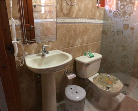 Romantic Double Room | Bathroom | Free toiletries, hair dryer, towels