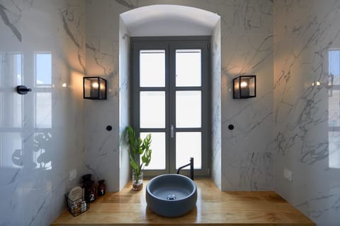 Shower, rainfall showerhead, free toiletries, hair dryer