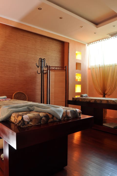 Sauna, spa tub, body treatments, aromatherapy, Ayurvedic treatments