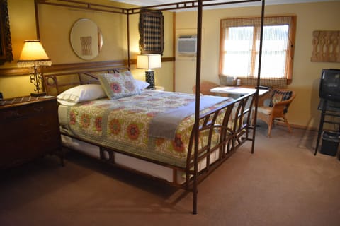 Standard Room, 1 Queen Bed | Individually decorated, individually furnished, laptop workspace