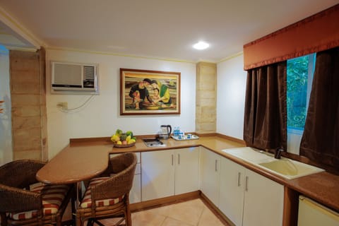 Suite, 1 Bedroom | Private kitchenette | Electric kettle