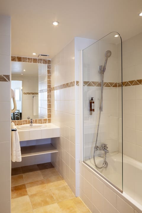 Double Room, Bathtub | Bathroom | Free toiletries, hair dryer, towels