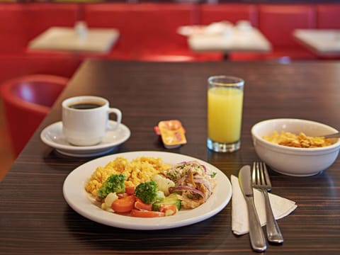 Daily buffet breakfast (MXN 229 per person)