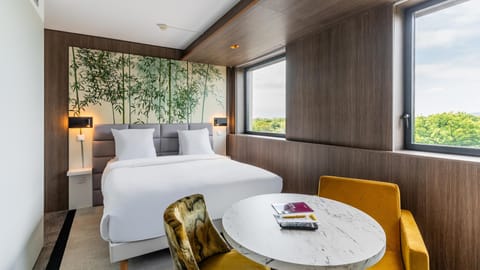 Standard Room, 1 Queen Bed, Bathtub | Premium bedding, minibar, in-room safe, desk