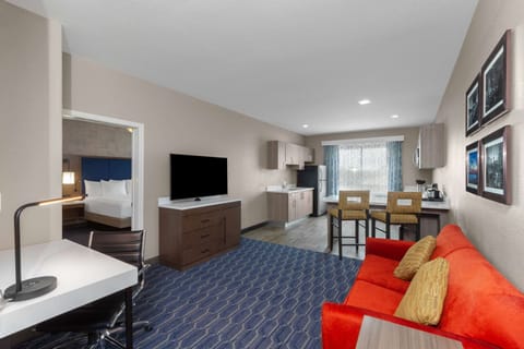 Suite, 1 King Bed, Non Smoking (Two-Room) | Premium bedding, pillowtop beds, in-room safe, desk