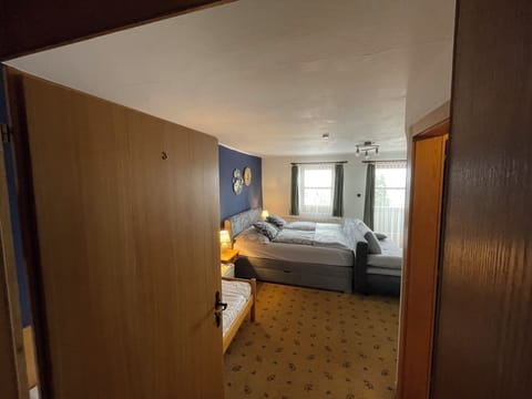 Classic Triple Room | In-room safe, desk, free WiFi, bed sheets