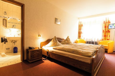 Double Room | Blackout drapes, iron/ironing board, free WiFi, bed sheets