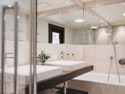 Two-Bedroom Panorama Suite | Bathroom | Free toiletries, hair dryer, bathrobes, slippers