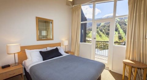 Queen Balcony Room Mountain View | Down comforters, desk, iron/ironing board, free WiFi