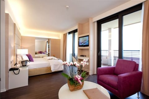 Deluxe Room, Sea View (Pet friendly) | Premium bedding, minibar, in-room safe, desk