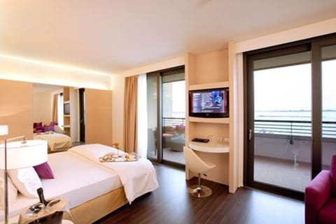 Deluxe Room, Sea View (Pet friendly) | Premium bedding, minibar, in-room safe, desk