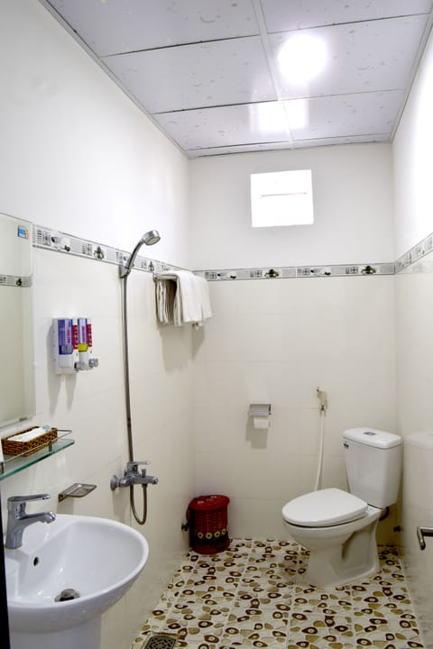 Family Room | Bathroom | Shower, rainfall showerhead, free toiletries, hair dryer