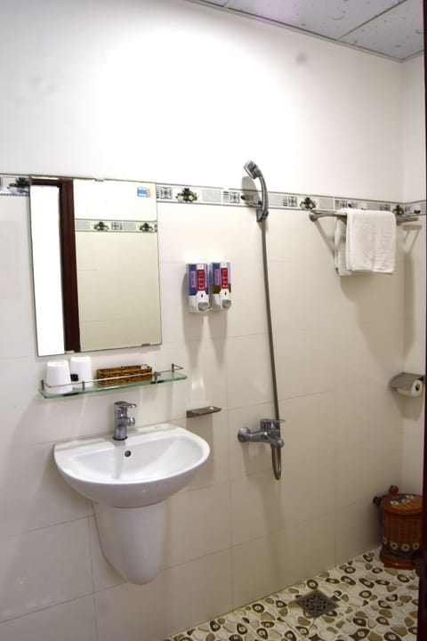 Standard Room | Bathroom | Shower, rainfall showerhead, free toiletries, hair dryer