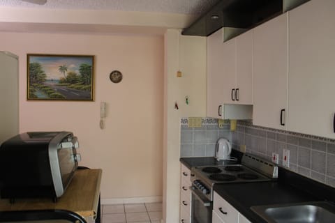 Single Room | Private kitchen | Full-size fridge, microwave, oven, stovetop