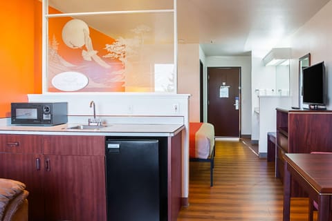 Deluxe Suite, 1 King Bed, Non Smoking, Hot Tub | Private kitchen | Fridge, microwave