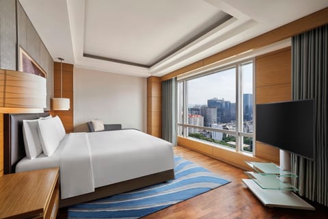 Executive Suite, 1 King Bed, Non Smoking | Premium bedding, memory foam beds, minibar, in-room safe