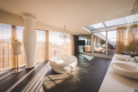 Combined shower/tub, deep soaking tub, rainfall showerhead