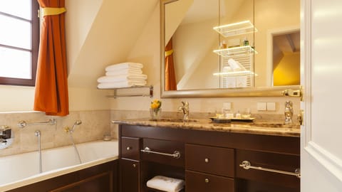 Junior Suite | Bathroom | Shower, rainfall showerhead, free toiletries, hair dryer