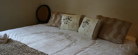 Executive Room | Iron/ironing board, free WiFi, bed sheets