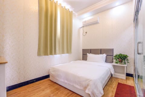Premium Double Room Single Use, 1 Queen Bed, Non Smoking | Individually decorated, individually furnished, desk, blackout drapes