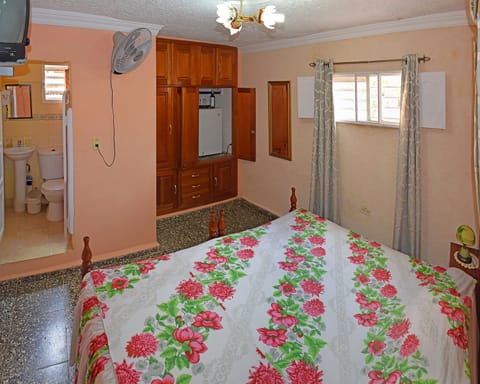 Double Room | Minibar, iron/ironing board, bed sheets