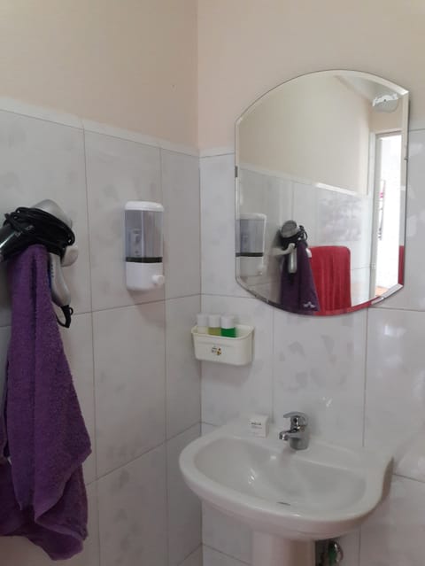 Economy Double or Twin Room | Bathroom sink
