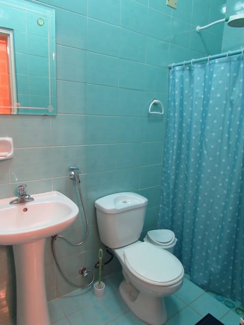 Comfort Twin Room | Bathroom | Shower, free toiletries, hair dryer, towels