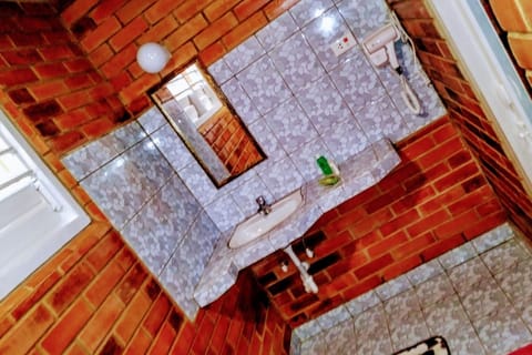 Superior Twin Room | Bathroom | Shower, free toiletries, hair dryer