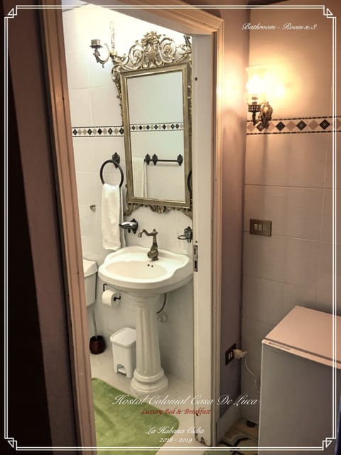 Elite House, 1 King Bed, Accessible, Private Bathroom | Bathroom | Shower, rainfall showerhead, free toiletries, hair dryer