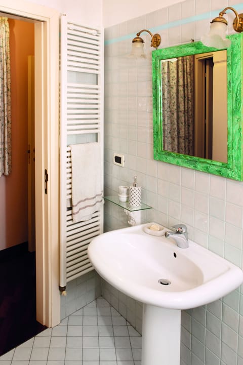 Family Room | Bathroom | Shower, free toiletries, hair dryer, bidet